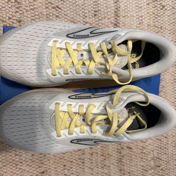 BROOKS LEVITATE RUNNING SHOES, SIZE 7 WOMENS, LIGHTLY USED - Picture 7 of 9